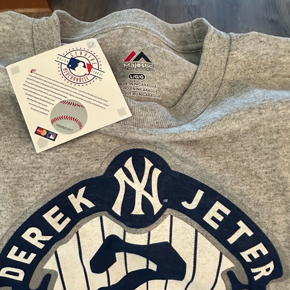 Derek Jeter Captain tee - Picture 3 of 3